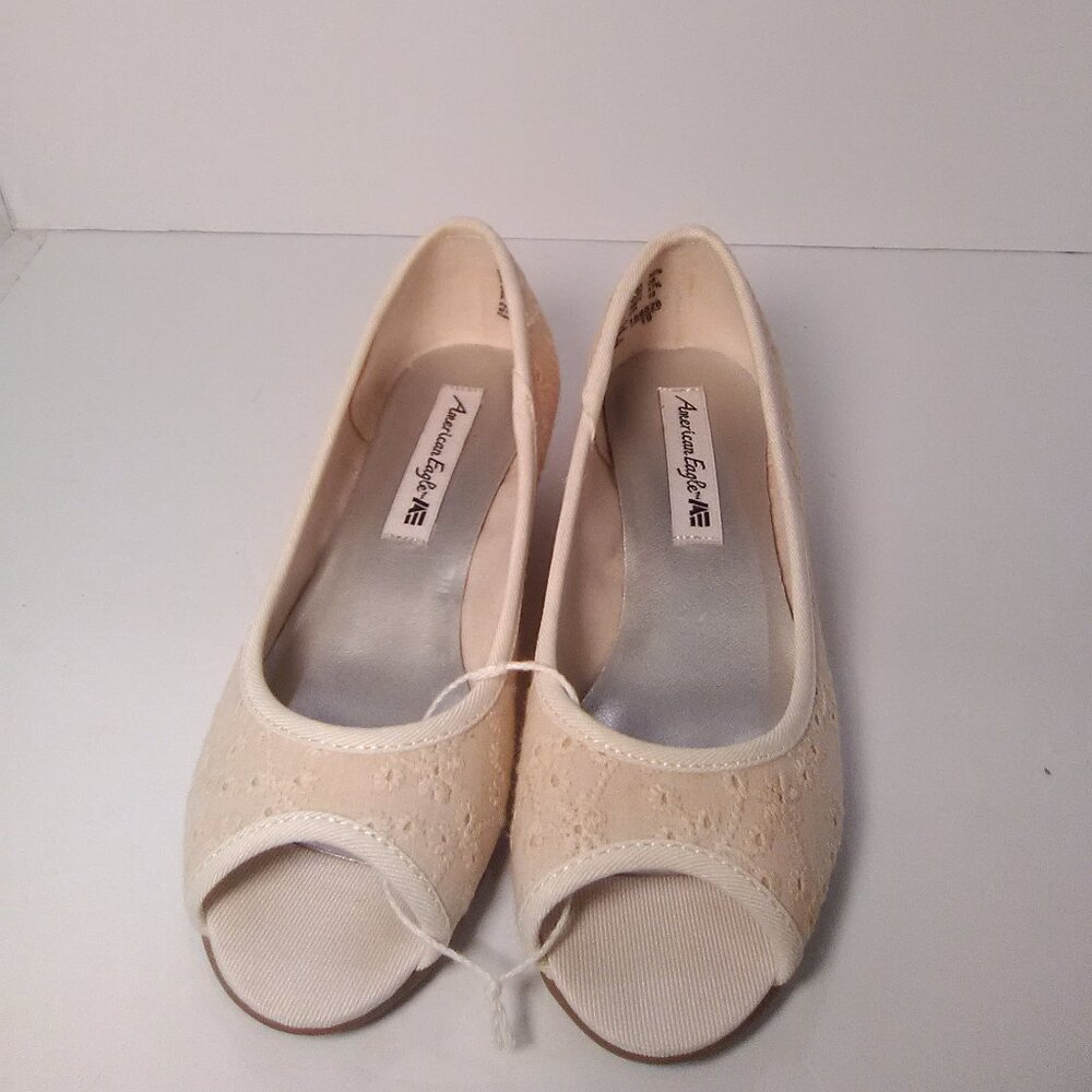 American Eagle Kids/Little Girls Wedge Heel Shoes Color Cream Size 10 1/…